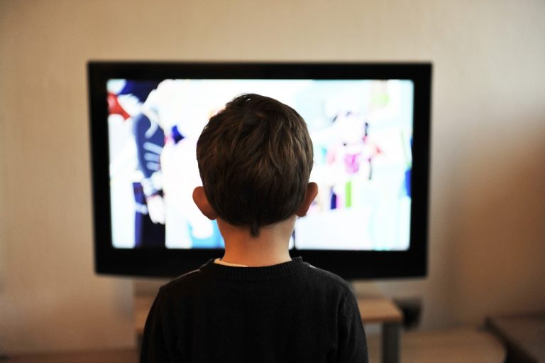 Copilul și televizorul, o capră și o varză pe care nu știu cum să le mai împac
